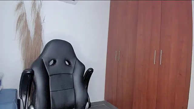 Snapshot of Pier_Simons chatting on 4, 4, 2026 Pier Simons online show from 4, 4, 2026