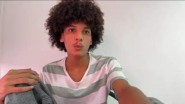 Snapshot of Max_Rain chatting on 28, 10, 2025 Max Rain online show from 28, 10, 2025