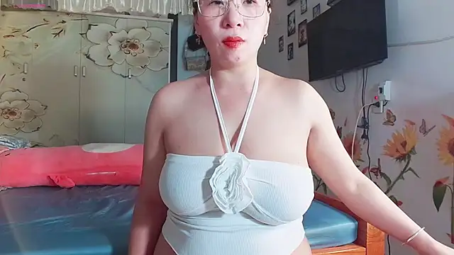 Snapshot of lyly_asian chatting on 22, 4, 2026 lyly asian online show from 22, 4, 2026