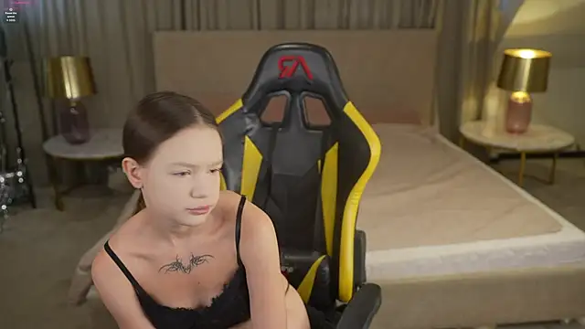 Claire Dreams online show from 4, 10, 2025