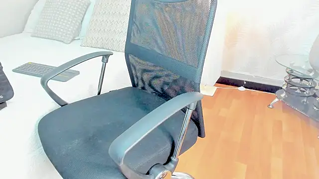 Emilly Beaumont online show from 5, 10, 2025