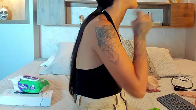 Snapshot of Emilly_Beaumont chatting on 8, 1, 2026 Emilly Beaumont online show from 8, 1, 2026