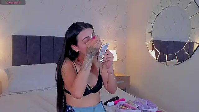 Snapshot of Emilly_Beaumont chatting on 6, 7, 2026 Emilly Beaumont online show from 6, 7, 2026