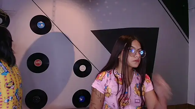 Lilith and Khloe online show from 25, 11, 2025