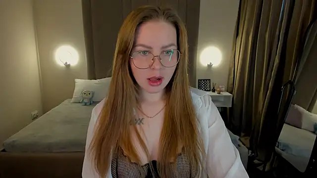 Snapshot of MikaBloom chatting on 2, 10, 2025 MikaBloom online show from 2, 10, 2025