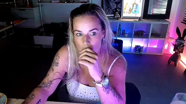 Mrs-Aurora online show from 15, 10, 2025