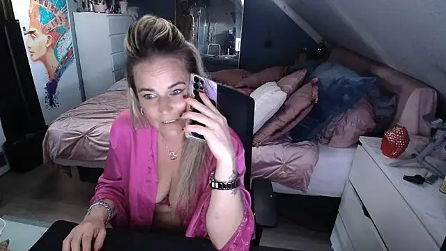 Snapshot of Mrs-Aurora chatting on 23, 4, 2026 Mrs-Aurora online show from 23, 4, 2026