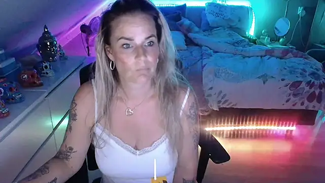 Snapshot of Mrs-Aurora chatting on 6, 5, 2026 Mrs-Aurora online show from 6, 5, 2026