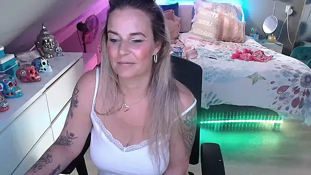Snapshot of Mrs-Aurora chatting on 6, 5, 2026 Mrs-Aurora online show from 6, 5, 2026