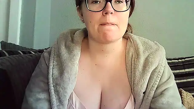 Snapshot of Curvy-BellaX chatting on 8, 9, 2025 Curvy-BellaX online show from 8, 9, 2025