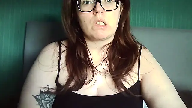 Snapshot of Curvy-BellaX chatting on 8, 10, 2025 Curvy-BellaX online show from 8, 10, 2025