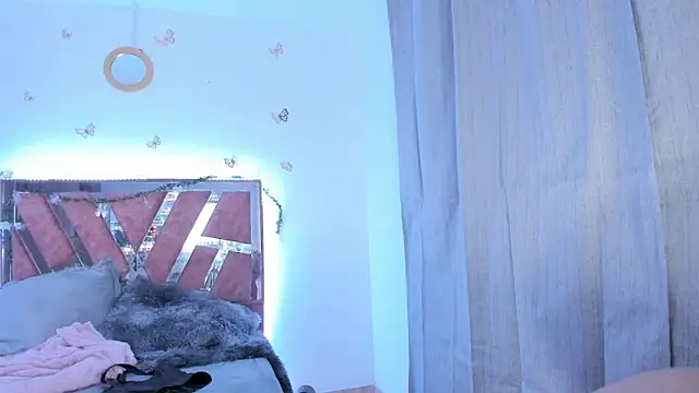 Ella Lenox online show from 17, 12, 2025