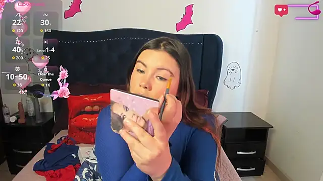 Snapshot of LucyPetit chatting on 1, 10, 2025 LucyPetit online show from 1, 10, 2025