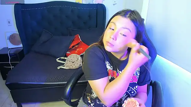 Snapshot of LucyPetit chatting on 25, 11, 2025 LucyPetit online show from 25, 11, 2025