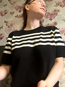 Snapshot of raen001 chatting on 5, 11, 2025 raen001 online show from 5, 11, 2025