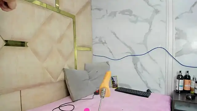 Snapshot of Allisonts69 chatting on 14, 10, 2025 Allisonts69 online show from 14, 10, 2025