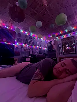 Snapshot of WriggleQuest chatting on 8, 11, 2025 WriggleQuest online show from 8, 11, 2025