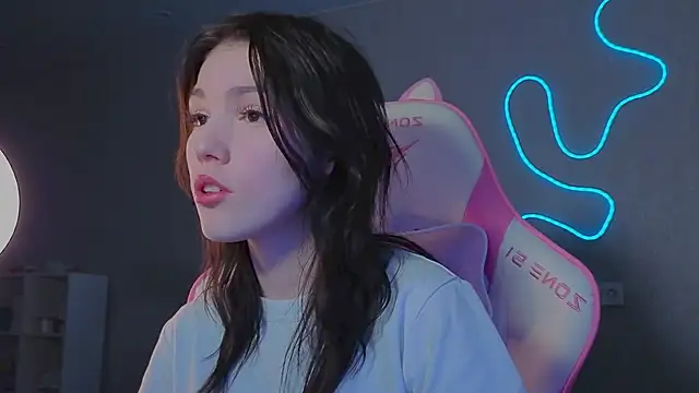 Snapshot of Sophie_SkyAngel chatting on 5, 12, 2025 Sophie SkyAngel online show from 5, 12, 2025