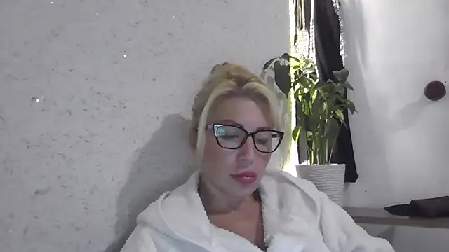 Snapshot of fox_red_lady7 chatting on 8, 10, 2025 fox red lady7 online show from 8, 10, 2025