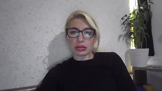Snapshot of fox_red_lady7 chatting on 13, 10, 2025 fox red lady7 online show from 13, 10, 2025