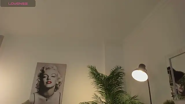 Snapshot of LUNAA___ chatting on 13, 11, 2025 LUNAA online show from 13, 11, 2025