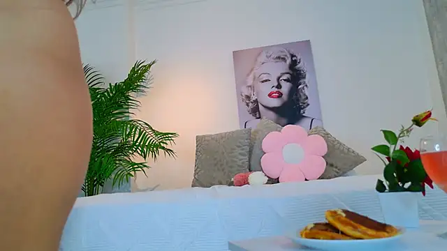 Snapshot of LUNAA___ chatting on 28, 4, 2026 LUNAA online show from 28, 4, 2026