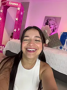 Snapshot of LUNAA___ chatting on 4, 5, 2026 LUNAA online show from 4, 5, 2026