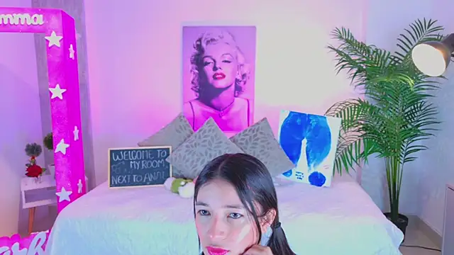 Snapshot of LUNAA___ chatting on 5, 5, 2026 LUNAA online show from 5, 5, 2026