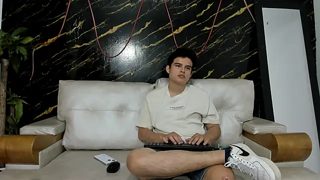 Snapshot of invincible200 chatting on 10, 9, 2025 invincible200 online show from 10, 9, 2025