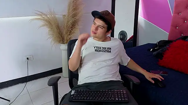 Snapshot of invincible200 chatting on 29, 9, 2025 invincible200 online show from 29, 9, 2025