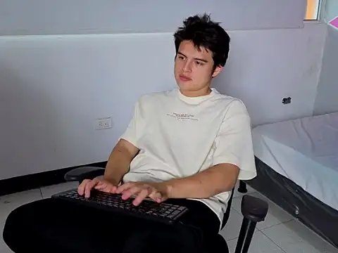 Snapshot of invincible200 chatting on 10, 10, 2025 invincible200 online show from 10, 10, 2025