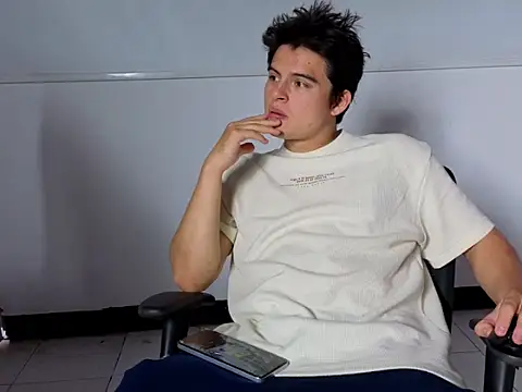 Snapshot of invincible200 chatting on 13, 10, 2025 invincible200 online show from 13, 10, 2025