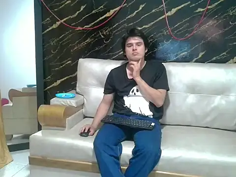 Snapshot of invincible200 chatting on 1, 12, 2025 invincible200 online show from 1, 12, 2025