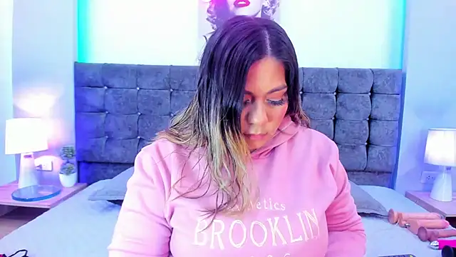 Snapshot of isabella_horney_ chatting on 17, 12, 2025 isabella horney online show from 17, 12, 2025