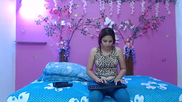 Snapshot of skinnybarbie022 chatting on 6, 2, 2026 skinnybarbie022 online show from 6, 2, 2026