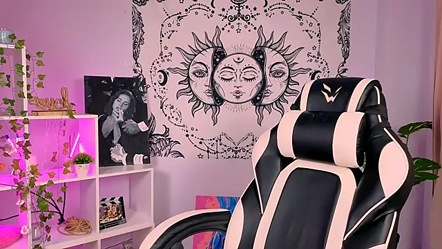 Charlotte Colinss online show from 17, 9, 2025