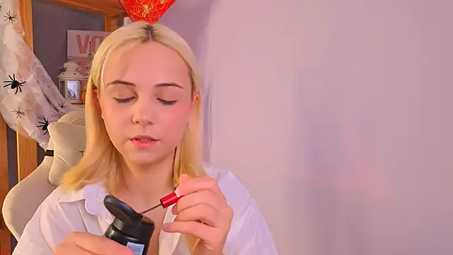 Charlotte Colinss online show from 25, 10, 2025