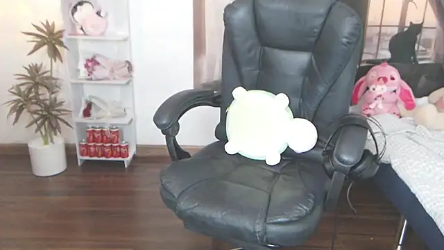 Suzie Wet Cave online show from 27, 9, 2025