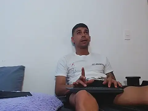 Snapshot of allanjones15 chatting on 8, 9, 2025 allanjones15 online show from 8, 9, 2025