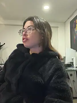 Isabela Colins online show from 15, 9, 2025