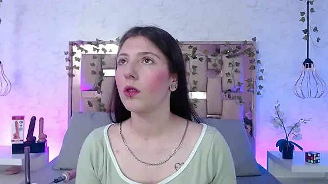 Snapshot of ScarlettRox chatting on 12, 9, 2025 ScarlettRox online show from 12, 9, 2025