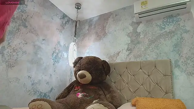 TaylerWhite online show from 6, 11, 2025