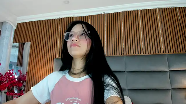 Snapshot of Sophie_Calloway chatting on 6, 5, 2026 Sophie Calloway online show from 6, 5, 2026