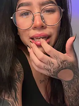 Snapshot of Liz_rogers_x chatting on 5, 12, 2025 Liz rogers x online show from 5, 12, 2025