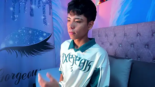 Snapshot of MaxiWildd chatting on 4, 2, 2026 MaxiWildd online show from 4, 2, 2026