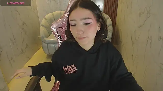 Snapshot of venuss09_s chatting on 14, 12, 2025 venuss09 s online show from 14, 12, 2025