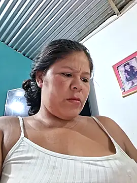 Snapshot of hotmom33 chatting on 6, 11, 2025 hotmom33 online show from 6, 11, 2025