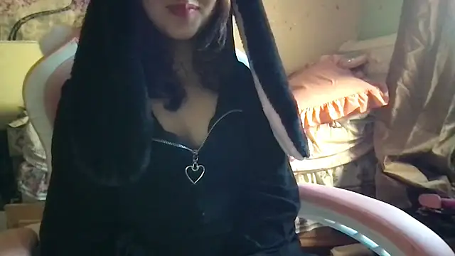 Snapshot of nekowaifuuu chatting on 5, 10, 2025 nekowaifuuu online show from 5, 10, 2025