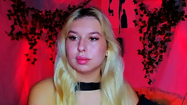 Snapshot of ChloeRicc chatting on 24, 11, 2025 ChloeRicc online show from 24, 11, 2025