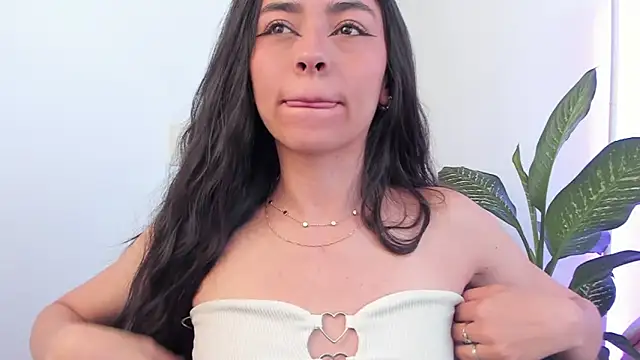 Snapshot of canelleGarces chatting on 23, 4, 2026 canelleGarces online show from 23, 4, 2026